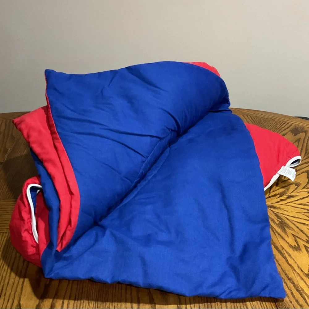 Fitted reversible comforter for twin bed